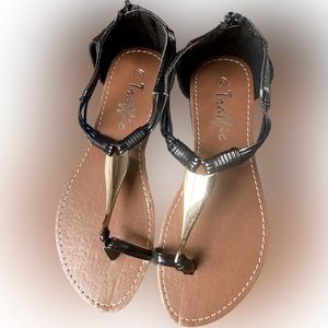 Women Black T-Strap Samdals